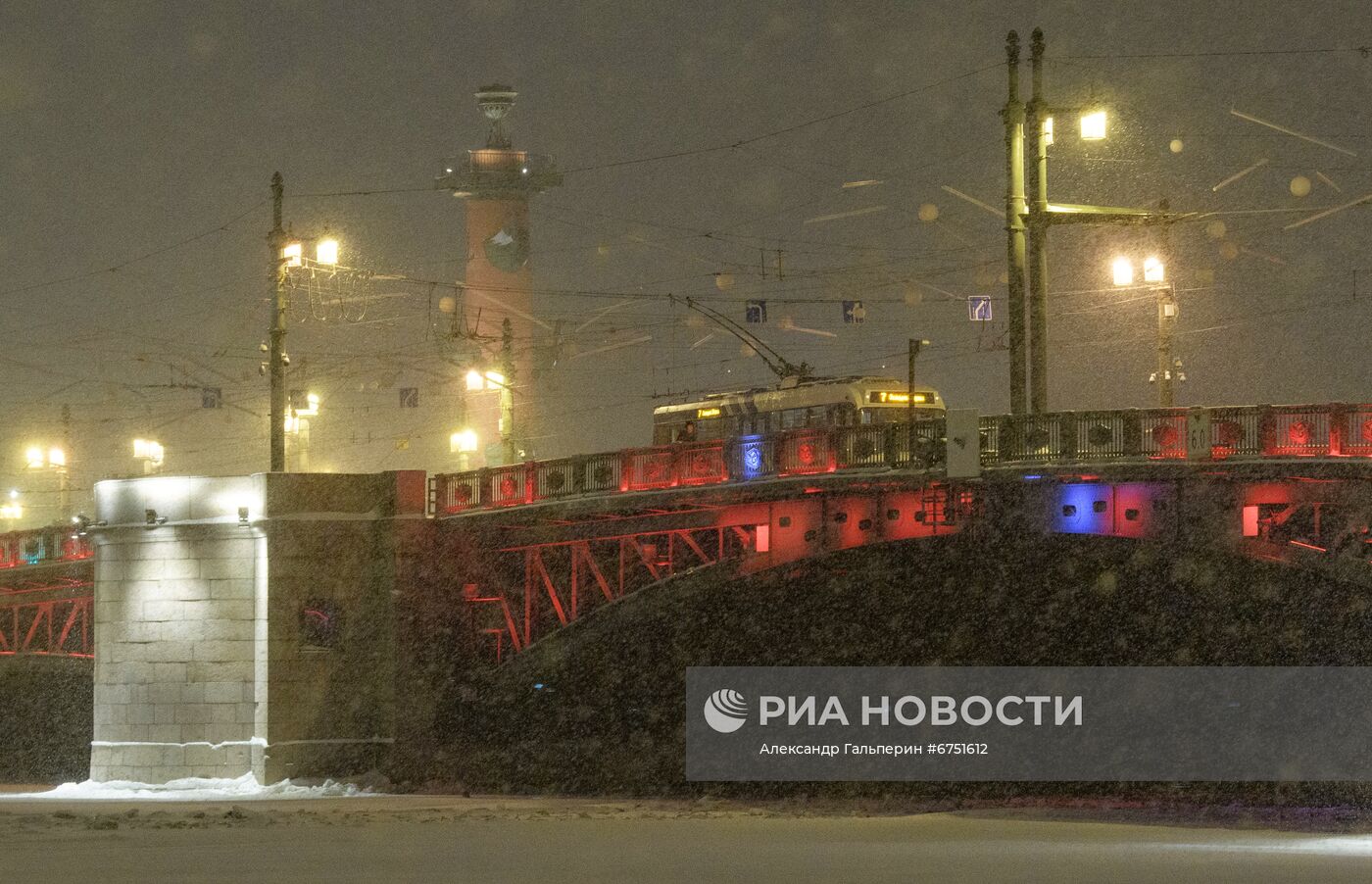 Подсветка Дворцового моста по случаю китайского Нового года