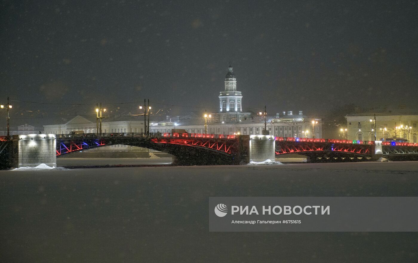 Подсветка Дворцового моста по случаю китайского Нового года