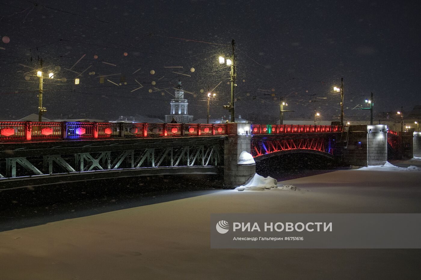 Подсветка Дворцового моста по случаю китайского Нового года