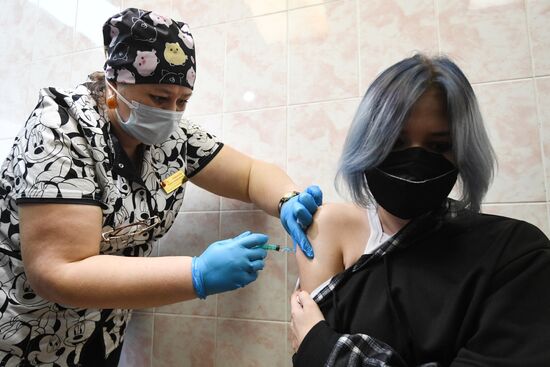 Вакцинация подростков от Covid-19 в Новосибирске 