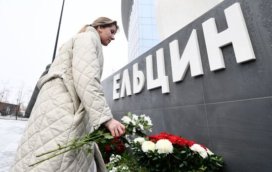 Возложение цветов к памятнику Б. Ельцина в Екатеринбурге
