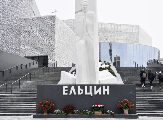 Возложение цветов к памятнику Б. Ельцина в Екатеринбурге