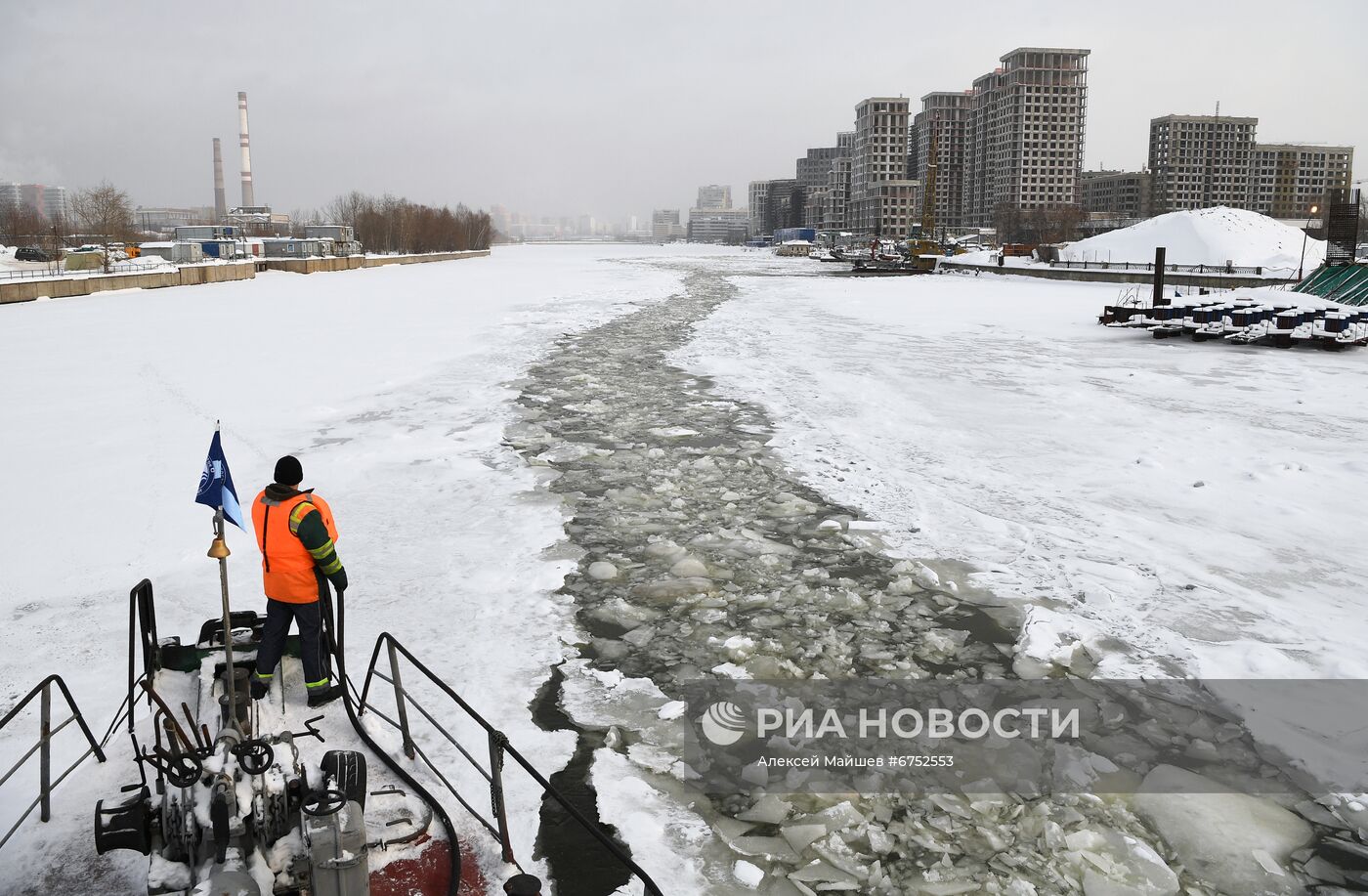 Работа ледокола ГУП "Мосводосток"