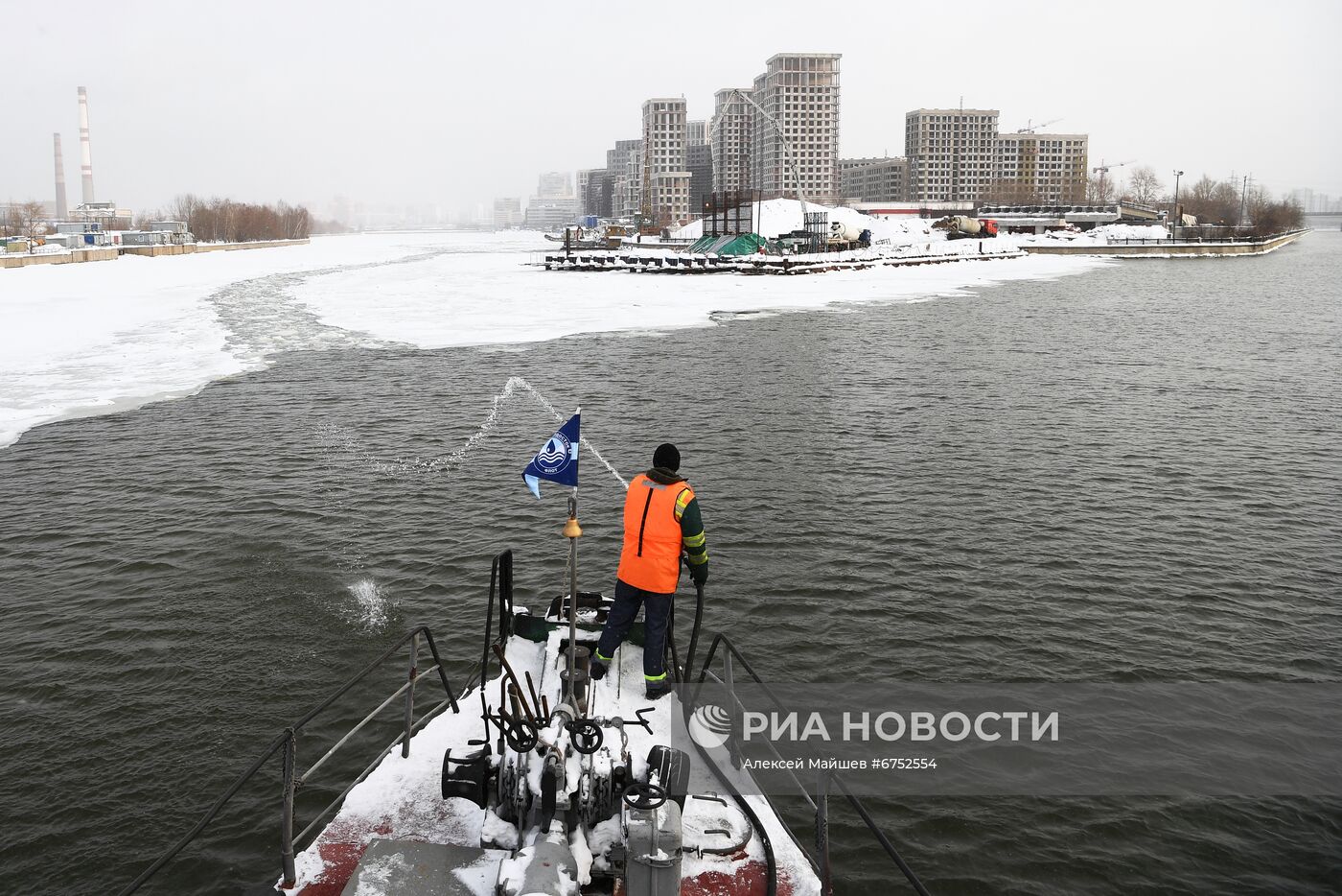 Работа ледокола ГУП "Мосводосток"