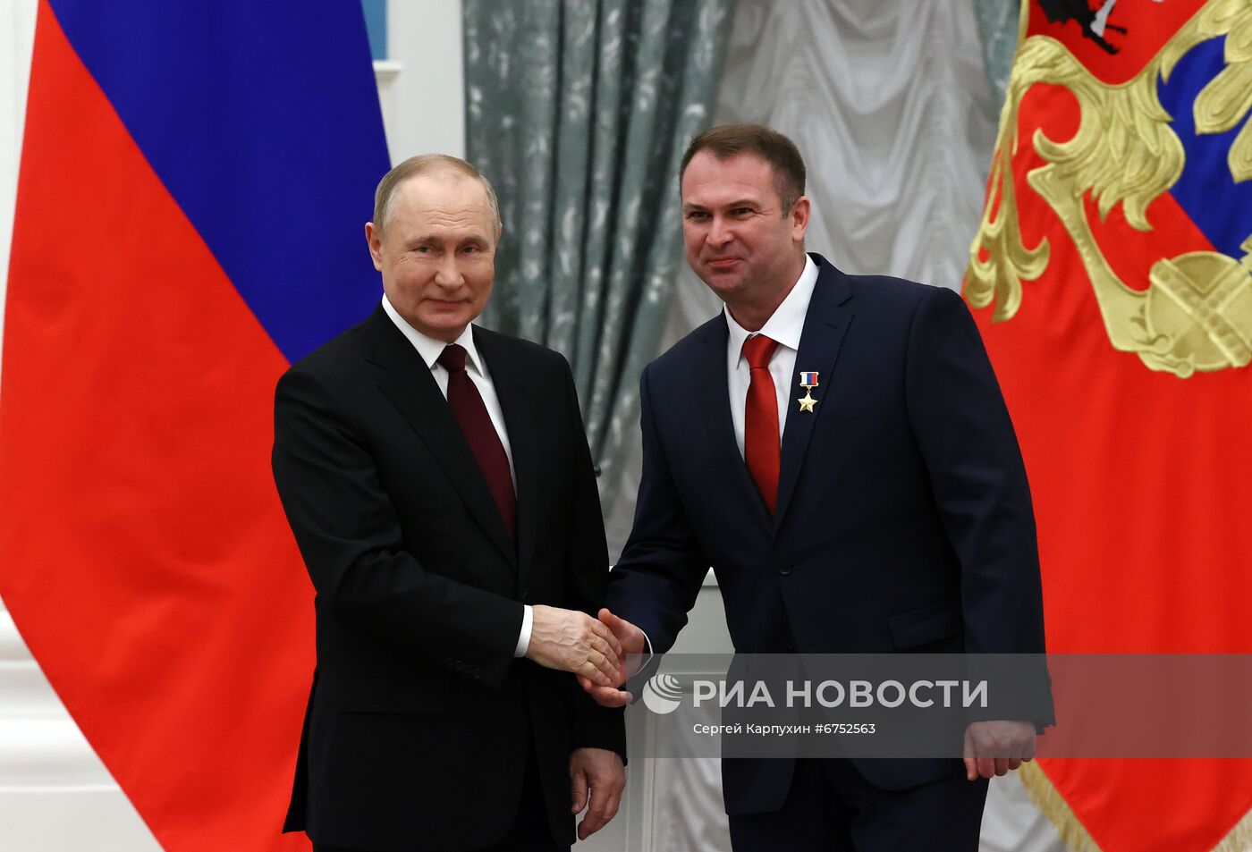 Президент РФ В. Путин вручил в Кремле государственные награды