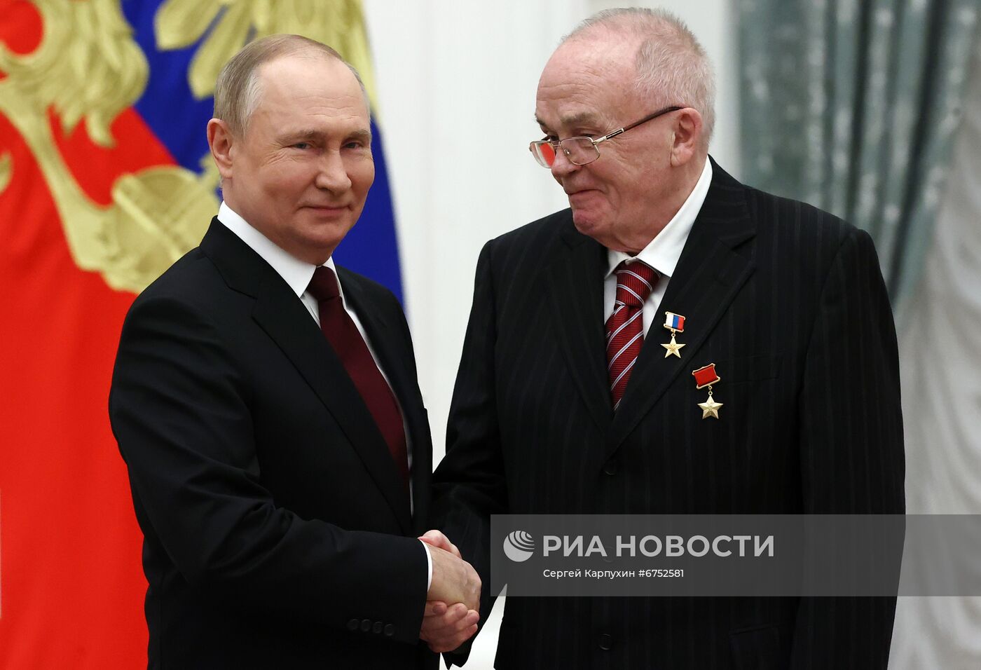 Президент РФ В. Путин вручил в Кремле государственные награды