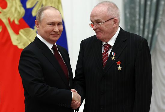 Президент РФ В. Путин вручил в Кремле государственные награды