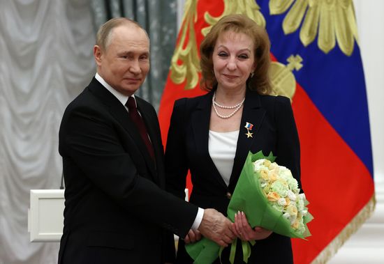Президент РФ В. Путин вручил в Кремле государственные награды