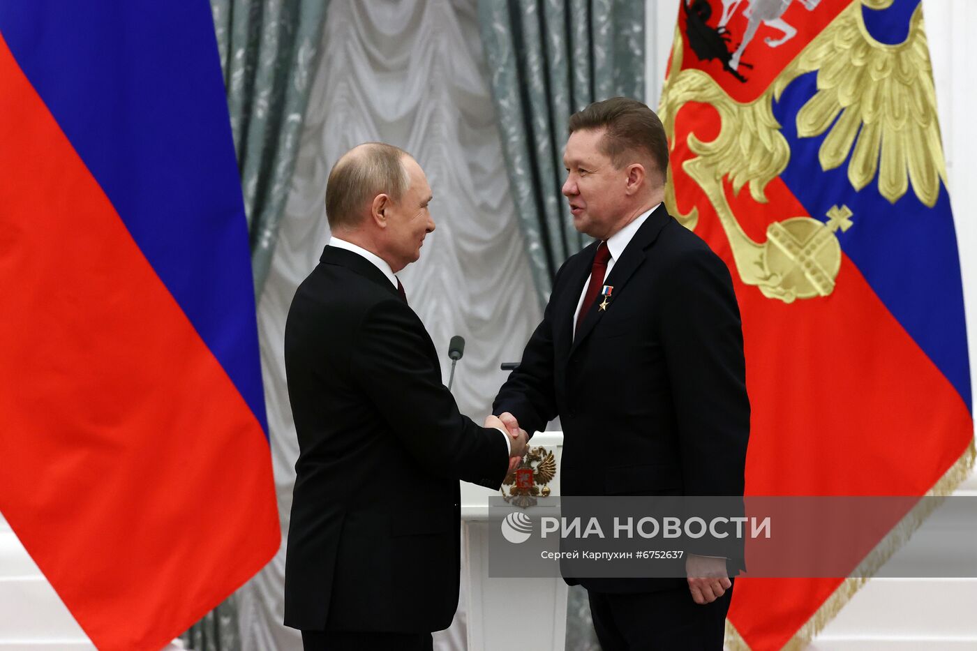 Президент РФ В. Путин вручил в Кремле государственные награды