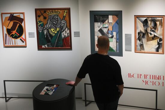 Выставка "Авангард: на телеге в XXI век" и спецпроект "Искусство перевозки искусства"