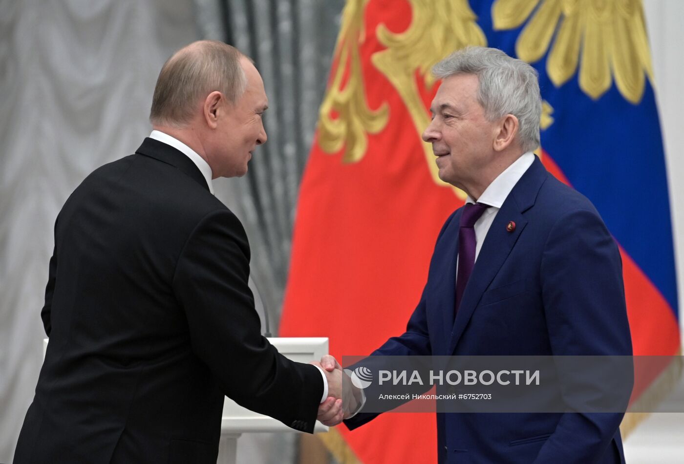 Президент РФ В. Путин вручил в Кремле государственные награды