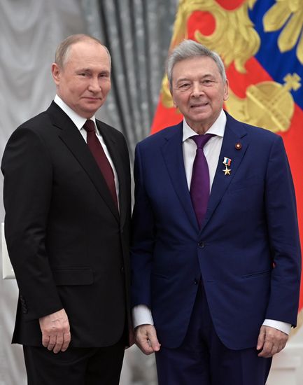 Президент РФ В. Путин вручил в Кремле государственные награды