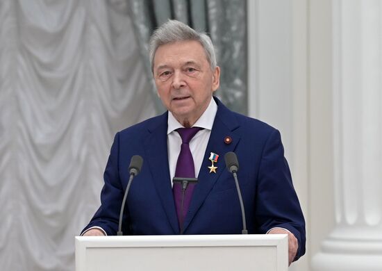 Президент РФ В. Путин вручил в Кремле государственные награды