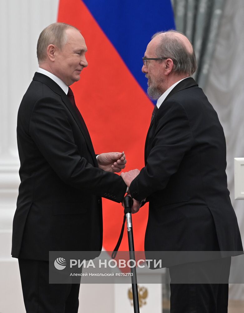 Президент РФ В. Путин вручил в Кремле государственные награды