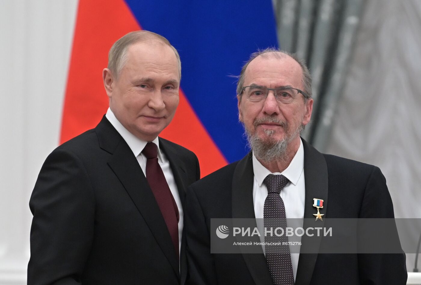 Президент РФ В. Путин вручил в Кремле государственные награды