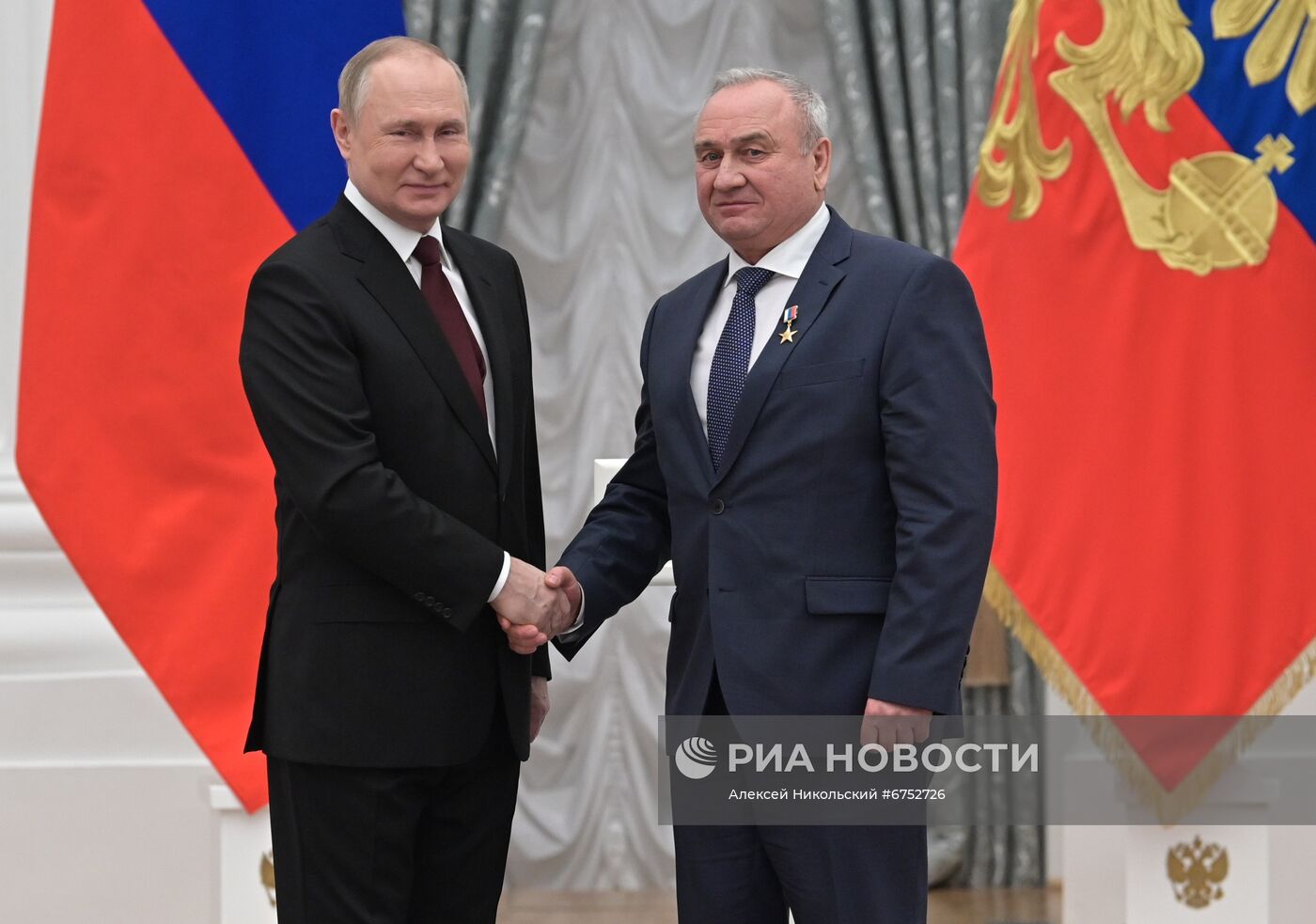 Президент РФ В. Путин вручил в Кремле государственные награды