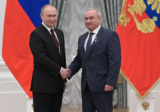 Президент РФ В. Путин вручил в Кремле государственные награды