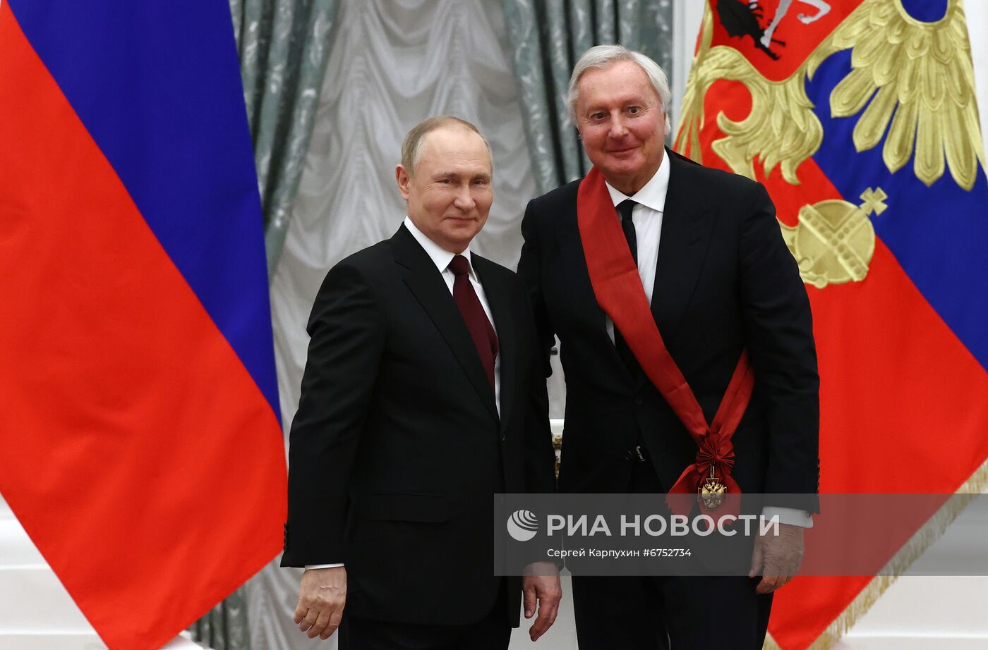 Президент РФ В. Путин вручил в Кремле государственные награды