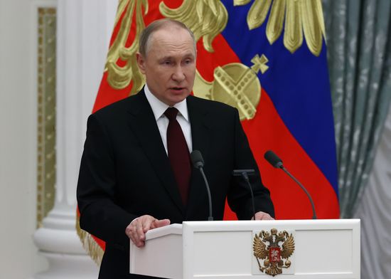 Президент РФ В. Путин вручил в Кремле государственные награды
