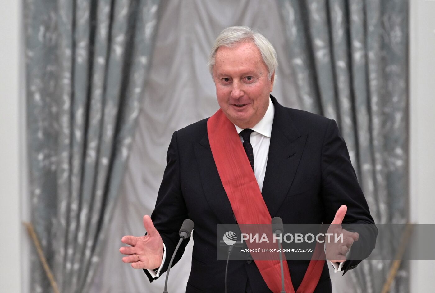 Президент РФ В. Путин вручил в Кремле государственные награды