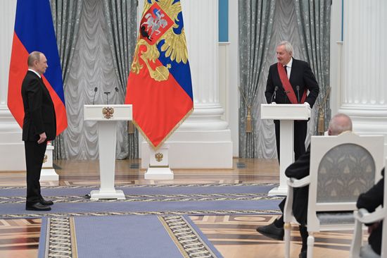 Президент РФ В. Путин вручил в Кремле государственные награды