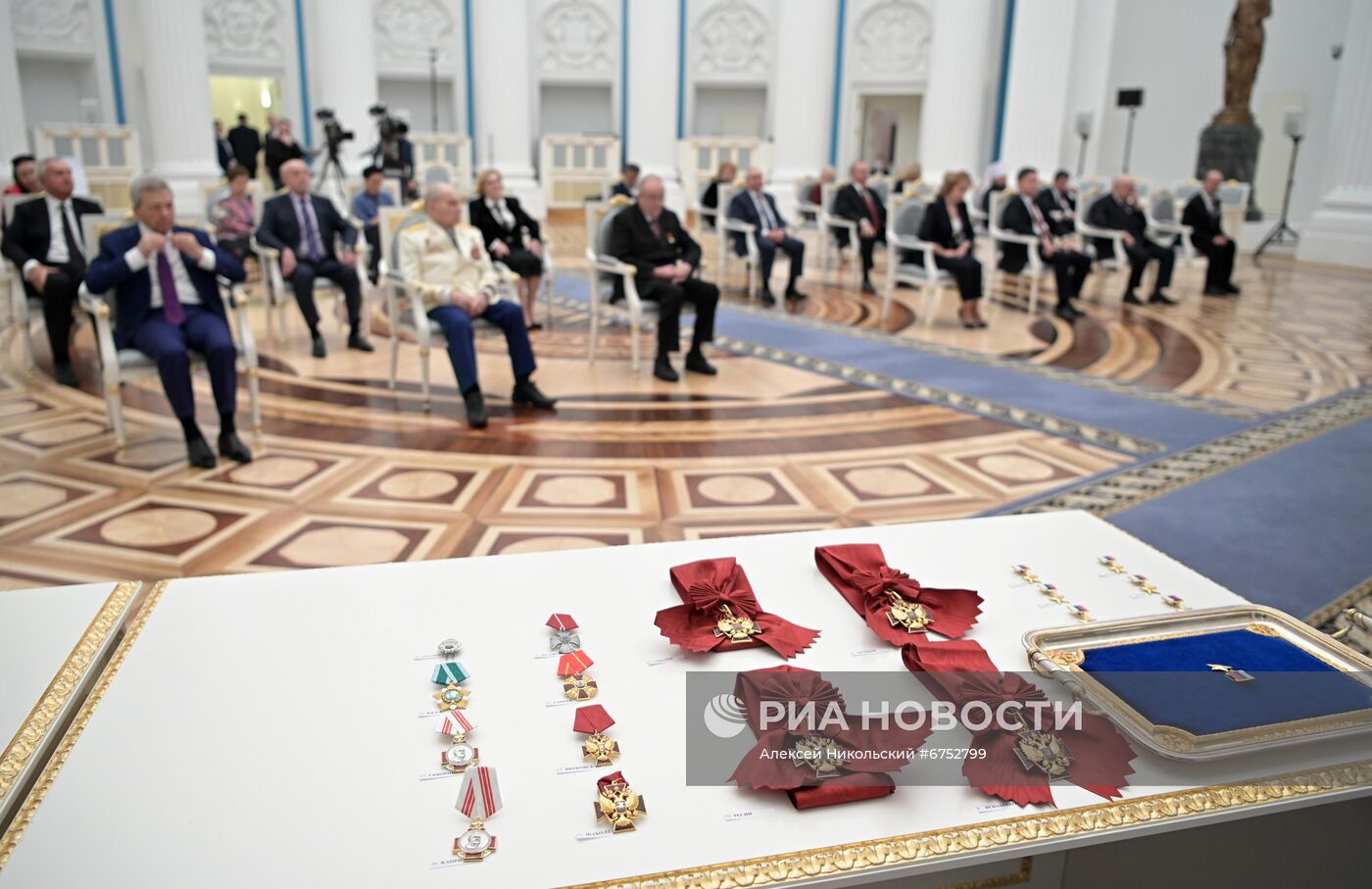 Президент РФ В. Путин вручил в Кремле государственные награды