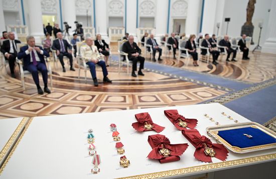 Президент РФ В. Путин вручил в Кремле государственные награды