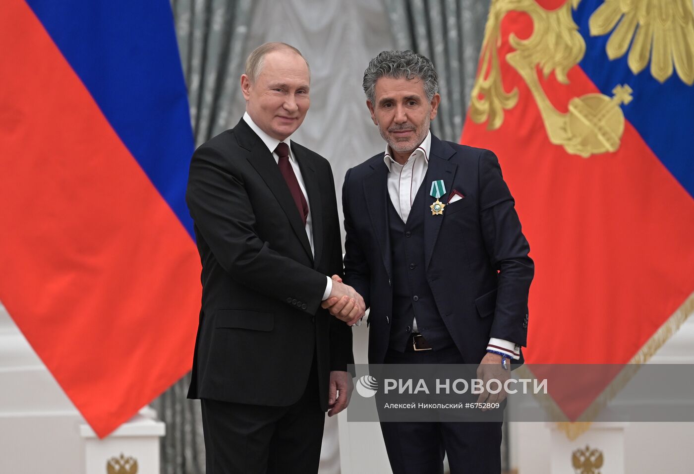 Президент РФ В. Путин вручил в Кремле государственные награды