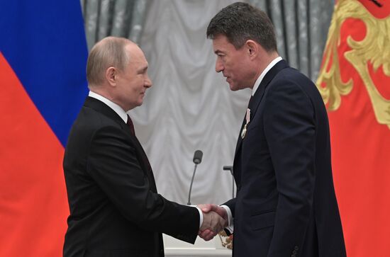 Президент РФ В. Путин вручил в Кремле государственные награды