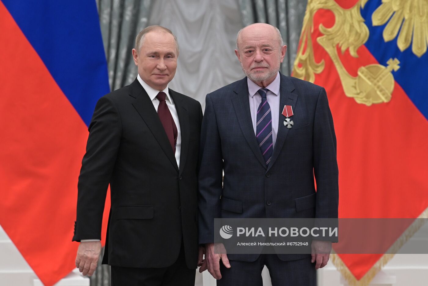 Президент РФ В. Путин вручил в Кремле государственные награды