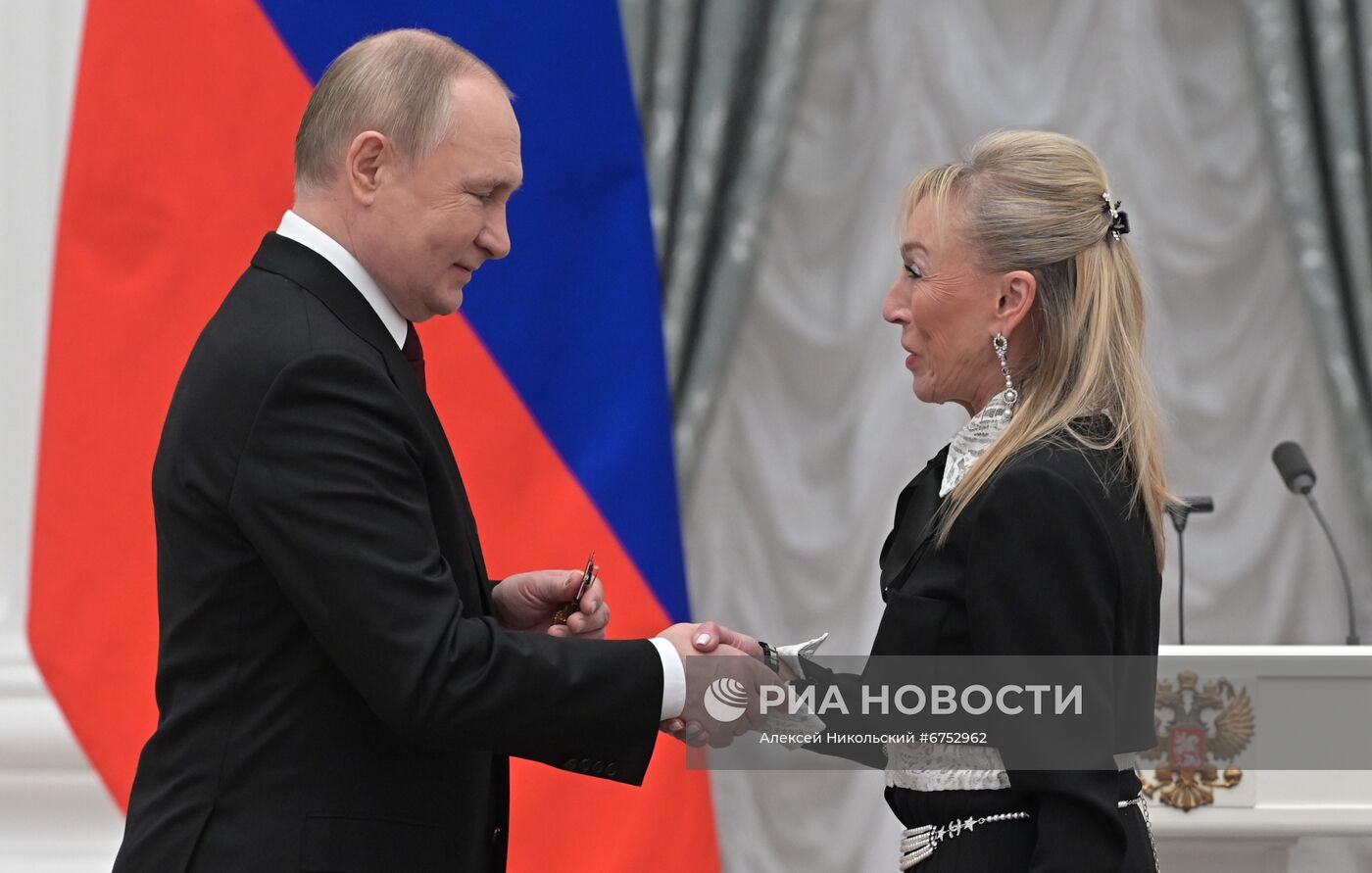 Президент РФ В. Путин вручил в Кремле государственные награды