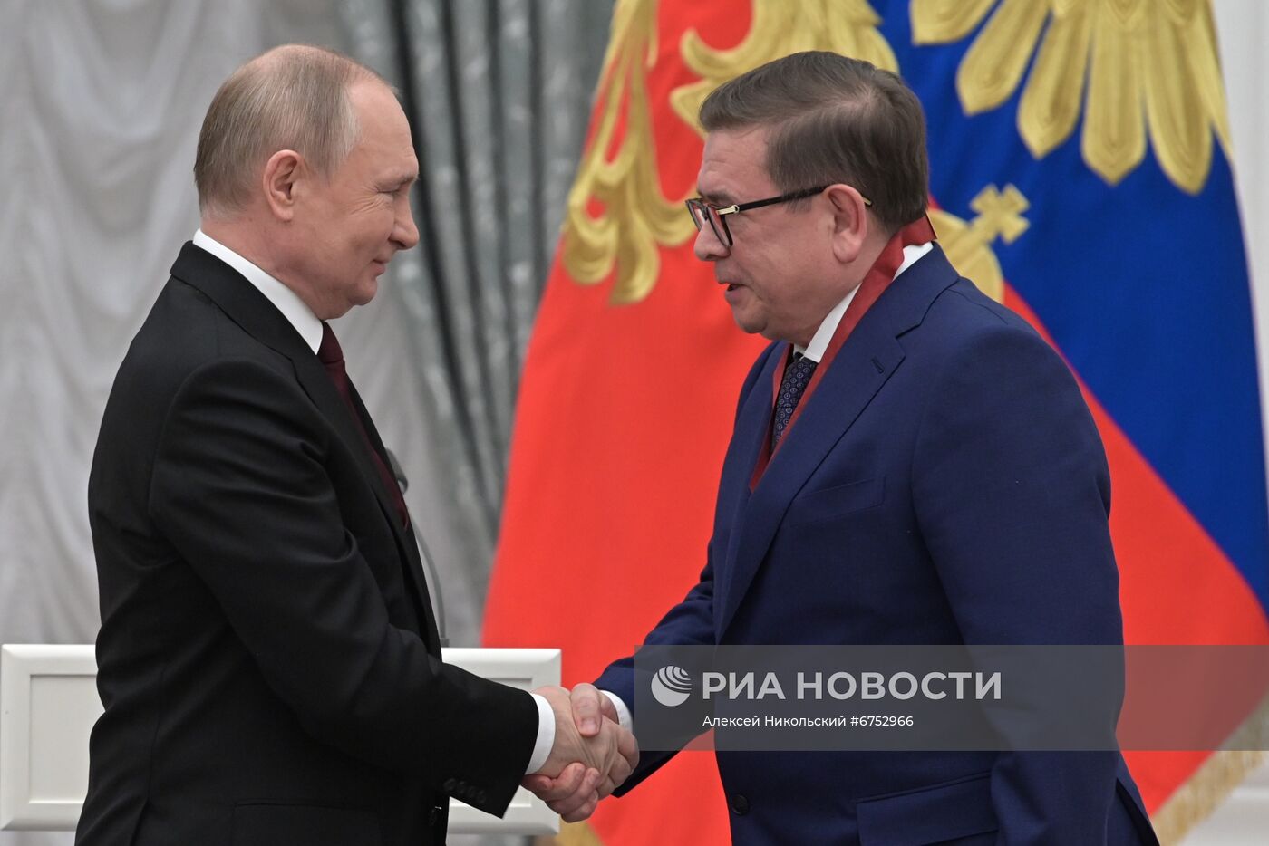 Президент РФ В. Путин вручил в Кремле государственные награды