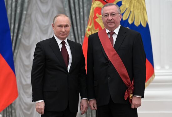 Президент РФ В. Путин вручил в Кремле государственные награды