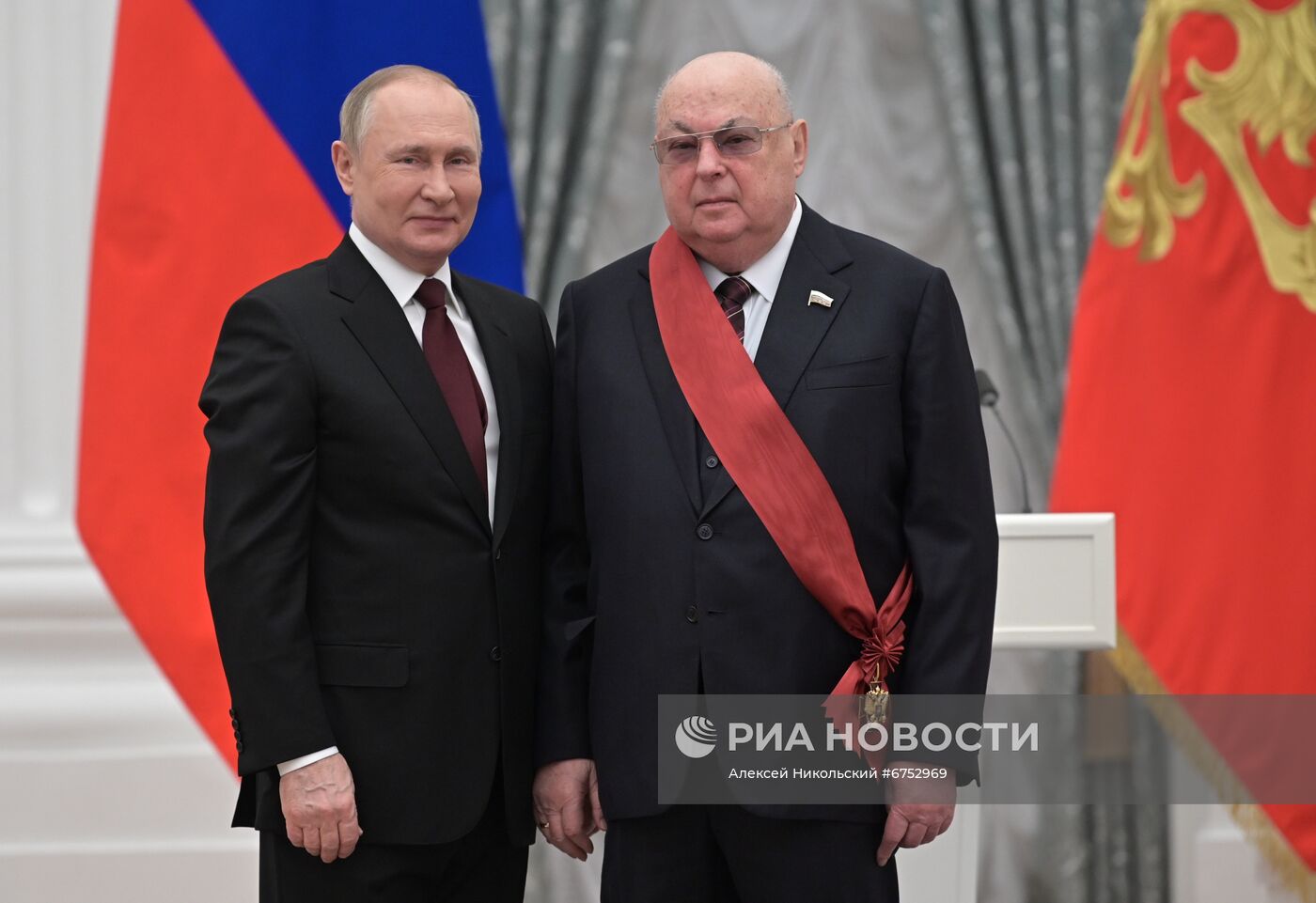 Президент РФ В. Путин вручил в Кремле государственные награды