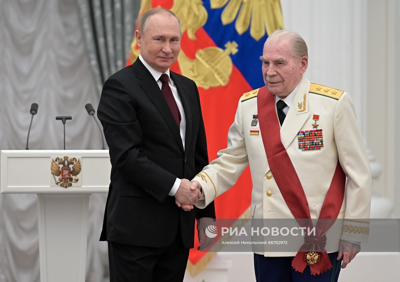 Президент РФ В. Путин вручил в Кремле государственные награды
