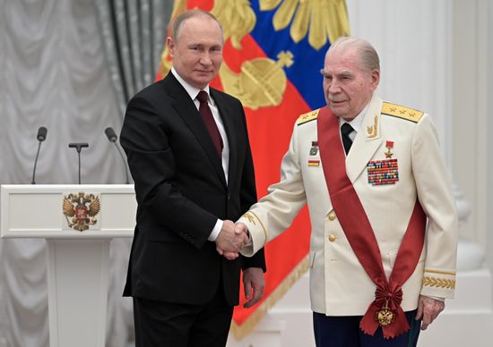 Президент РФ В. Путин вручил в Кремле государственные награды