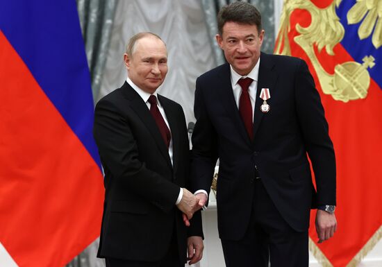 Президент РФ В. Путин вручил в Кремле государственные награды