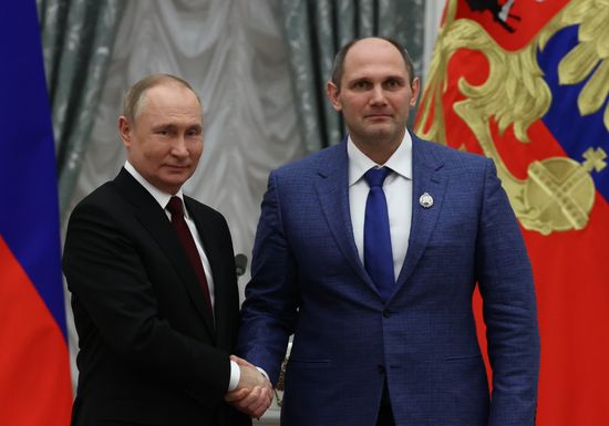 Президент РФ В. Путин вручил в Кремле государственные награды