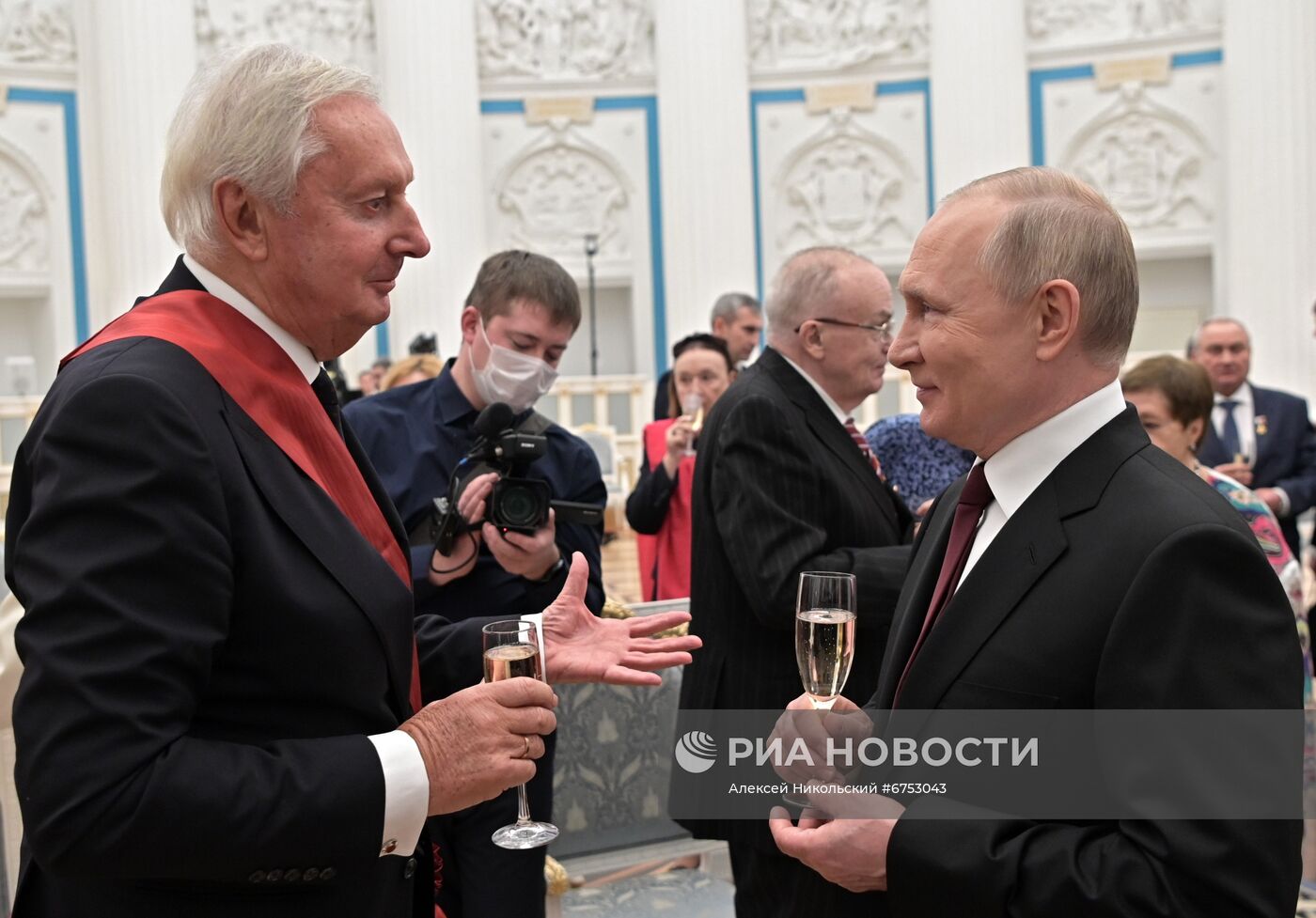 Президент РФ В. Путин вручил в Кремле государственные награды