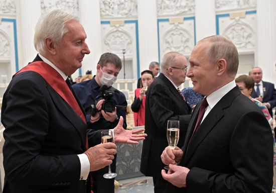 Президент РФ В. Путин вручил в Кремле государственные награды