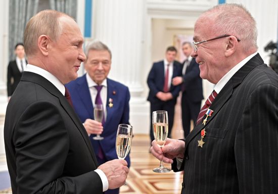 Президент РФ В. Путин вручил в Кремле государственные награды