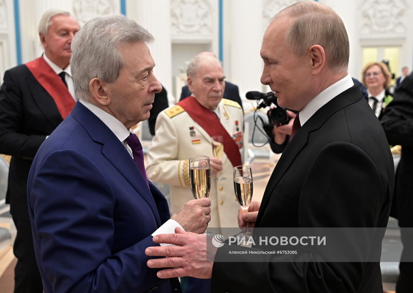 Президент РФ В. Путин вручил в Кремле государственные награды
