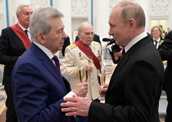Президент РФ В. Путин вручил в Кремле государственные награды
