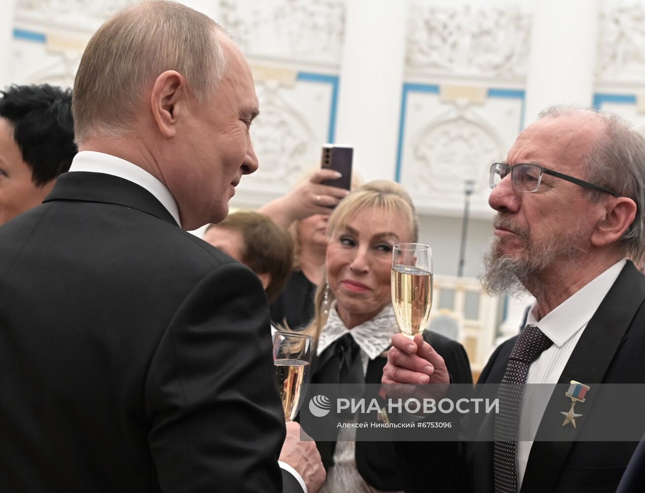 Президент РФ В. Путин вручил в Кремле государственные награды