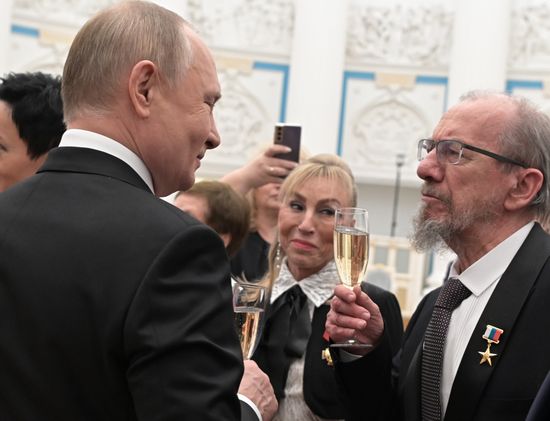 Президент РФ В. Путин вручил в Кремле государственные награды