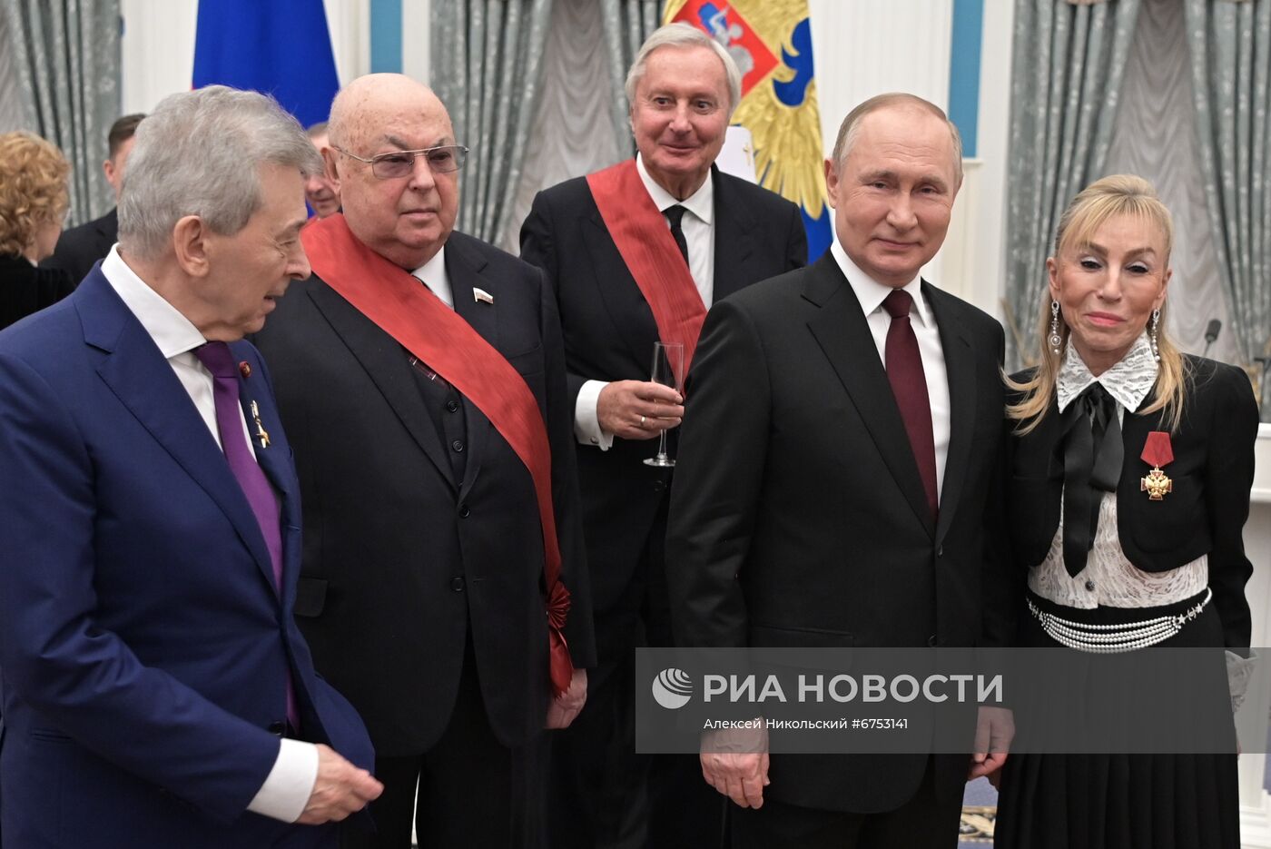 Президент РФ В. Путин вручил в Кремле государственные награды