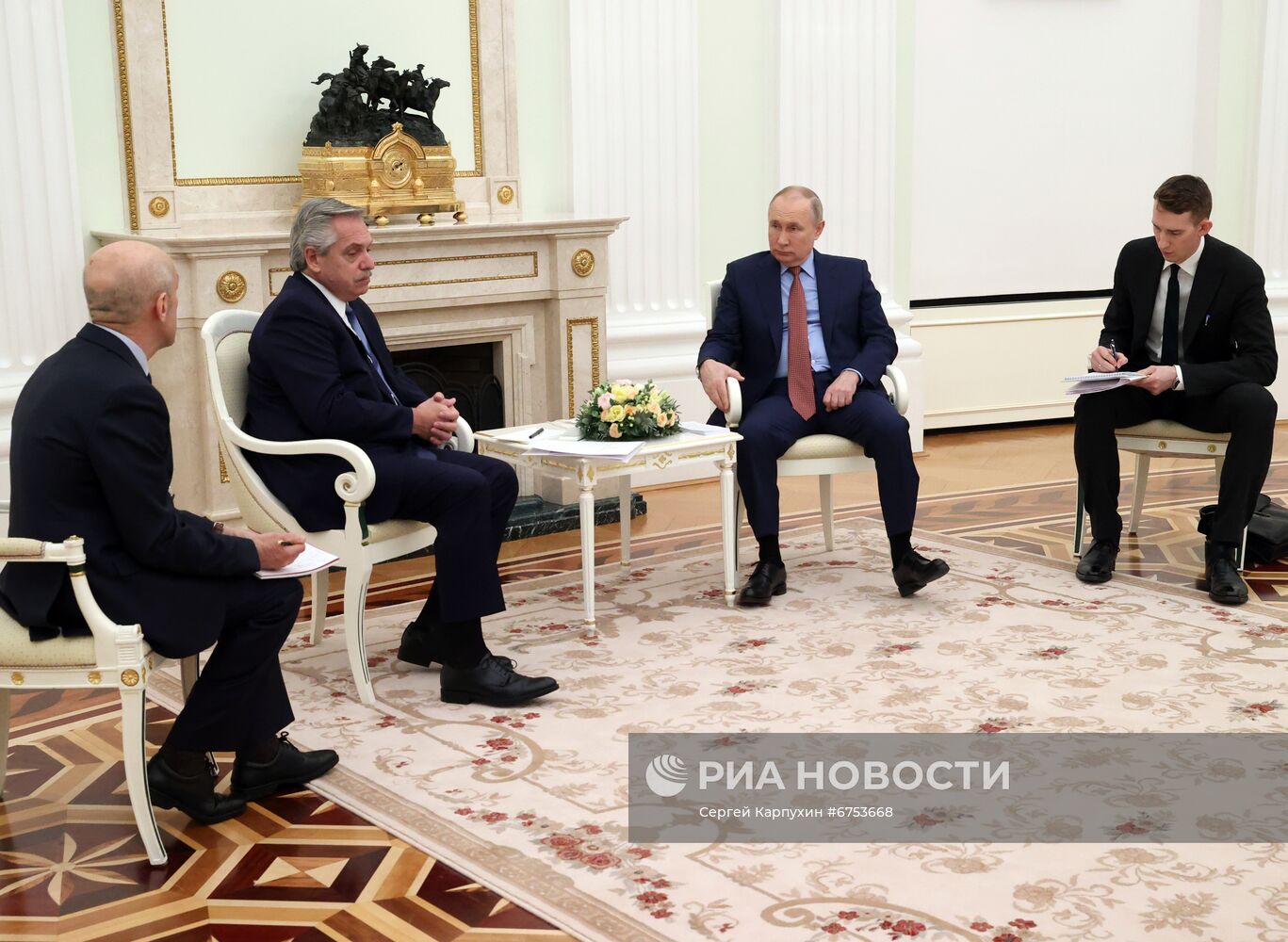 Президент РФ В. Путин провел переговоры с президентом Аргентины А. Фернандесом