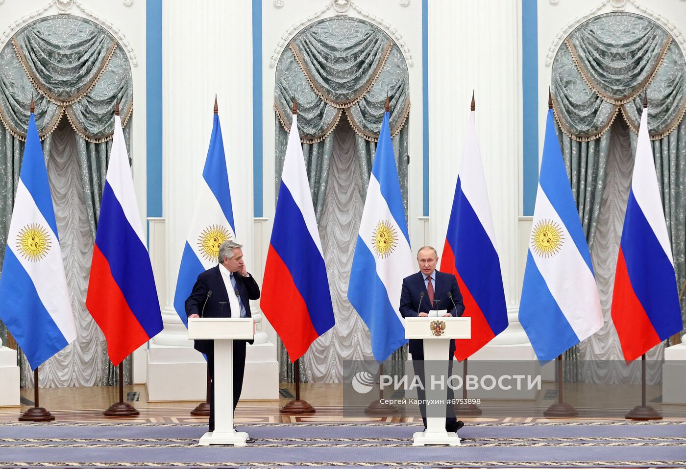 Президент РФ В. Путин провел переговоры с президентом Аргентины А. Фернандесом