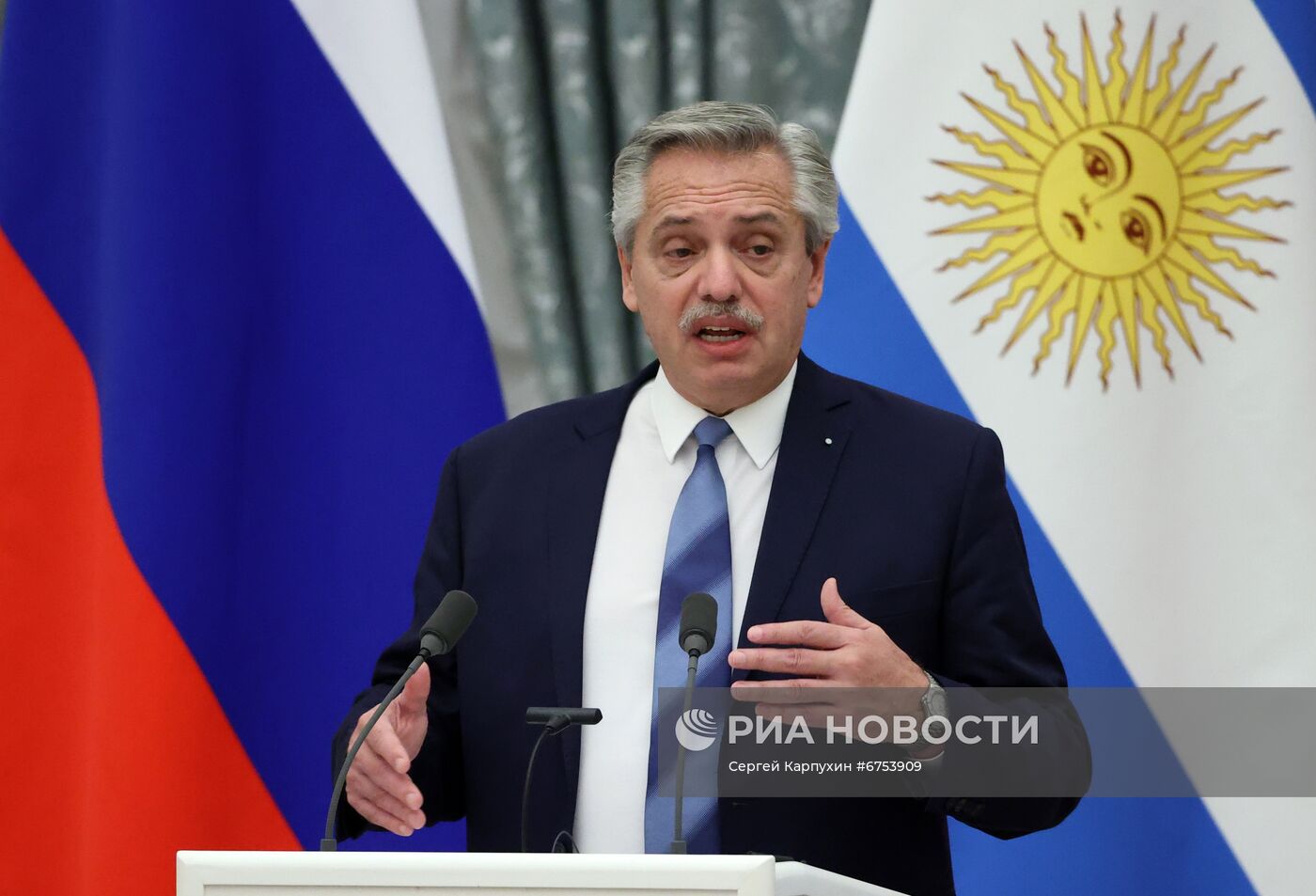 Президент РФ В. Путин провел переговоры с президентом Аргентины А. Фернандесом