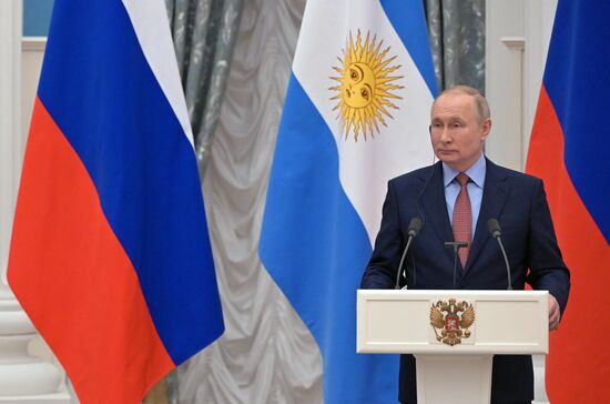 Президент РФ В. Путин провел переговоры с президентом Аргентины А. Фернандесом